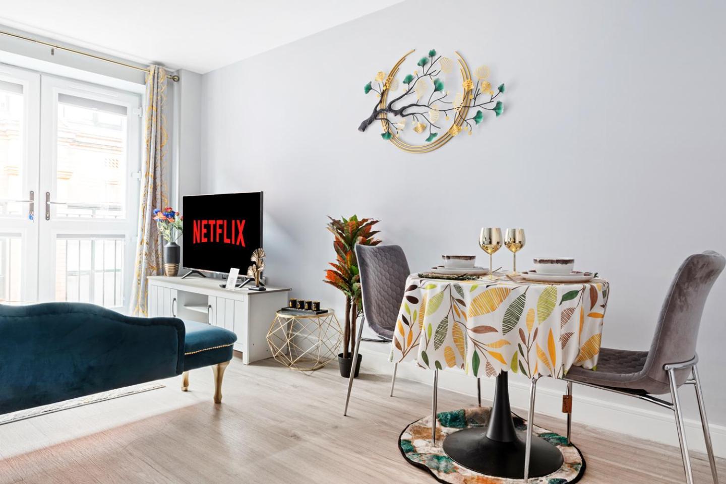 Luxurious Flat At Town