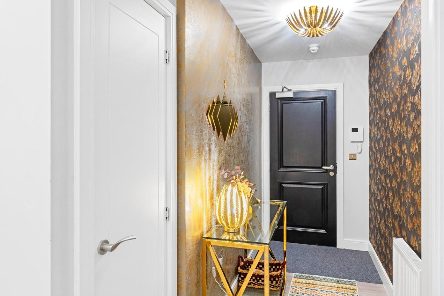 Luxurious Flat At Town *